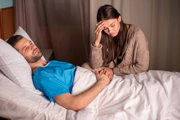 Man and woman in hospital — Stock Photo, Image