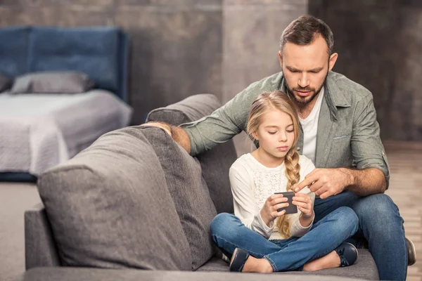 Vater und Tochter spielen mit Würfel — Stockfoto