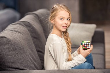 Rubik küpü ile oynayan kız