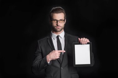 Dijital tablet ile işadamı 