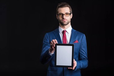 Dijital tablet ile işadamı 