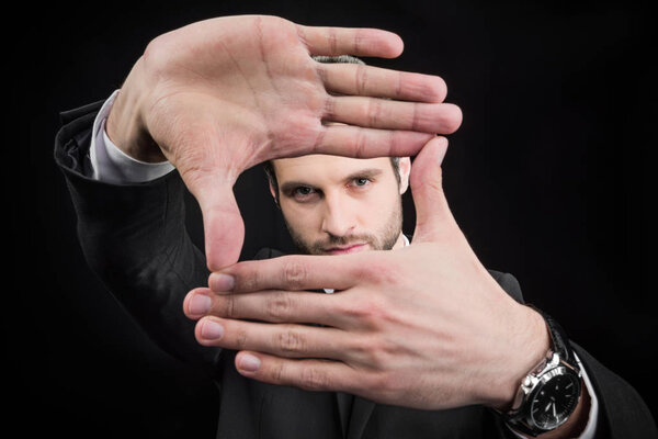 Человек делает акцент обрамлением жеста
