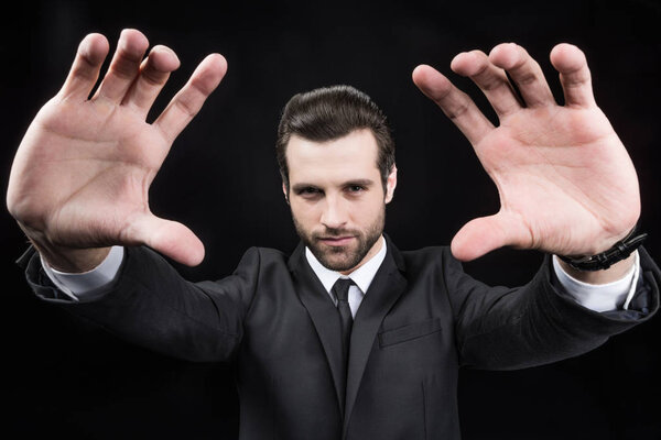 Человек делает акцент обрамлением жеста
