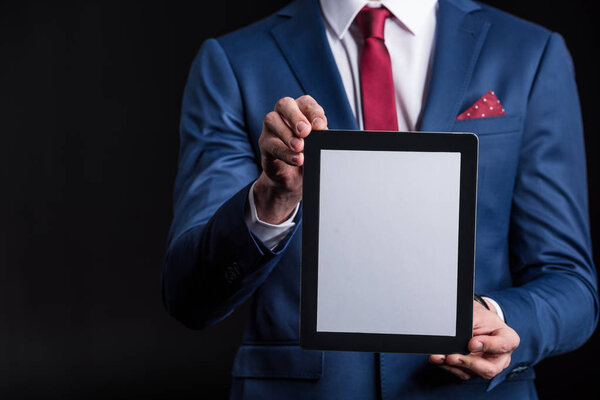 Бизнесмен с цифровым планшетом
