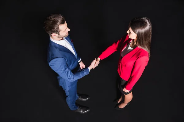 Мужчина и женщина пожимают друг другу руки — стоковое фото