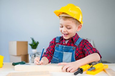 araçları ile küçük çocuk