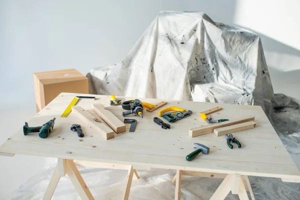 Herramientas en mesa de madera — Foto de Stock