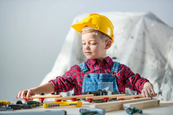 Kleiner Junge mit Werkzeug — Stockfoto