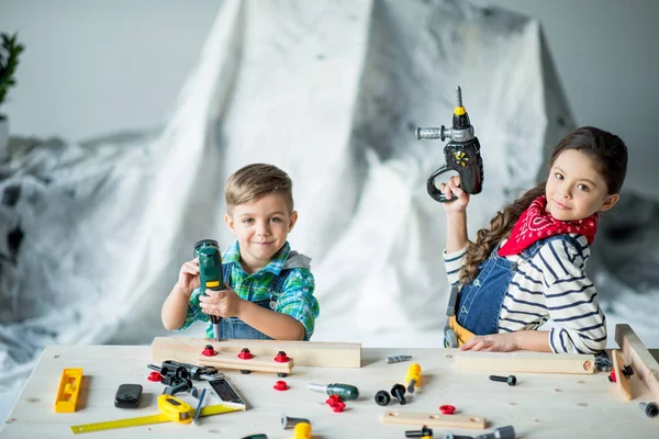 Menino e menina com ferramentas — Fotografia de Stock