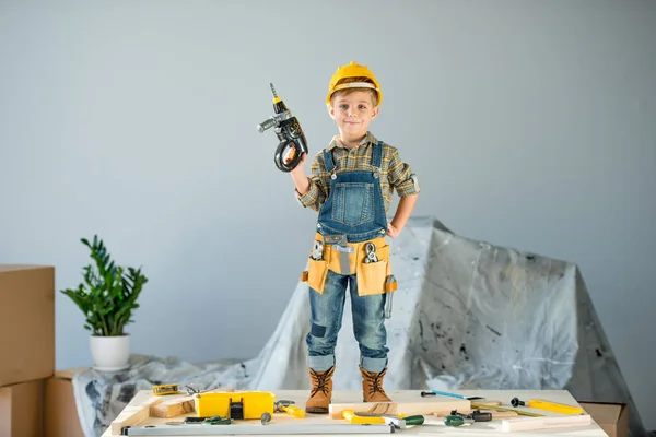 Petit garçon avec des outils — Photo