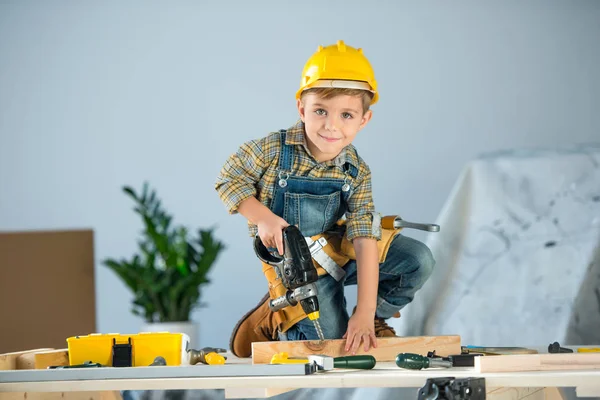 Liten pojke med verktyg — Stockfoto