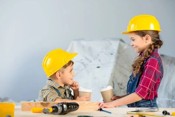 Niños con tazas desechables —  Fotos de Stock