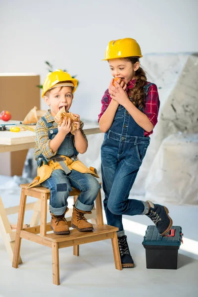 Kinderen eten in werkplaats — Stockfoto