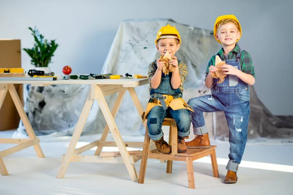 Meninos comendo sanduíches — Fotografia de Stock