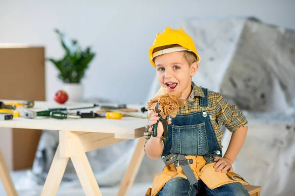 Boy eating sandwich — Stock Photo, Image