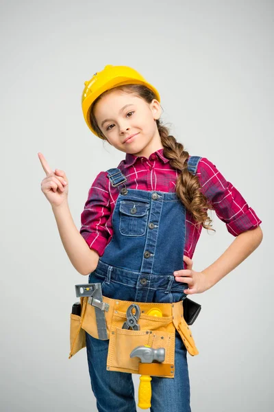 Маленькая девочка в поясе для инструментов — стоковое фото