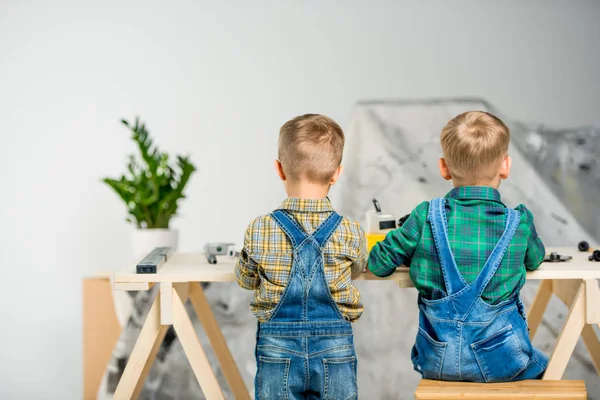 Kleine Jungen in der Werkstatt — Stockfoto