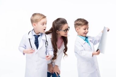 Doktorlar oynayan çocuklar