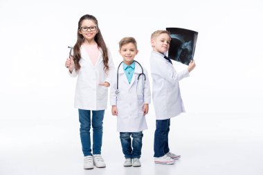 Doktorlar oynayan çocuklar