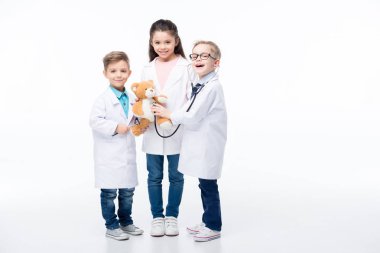 Doktorlar oynayan çocuklar