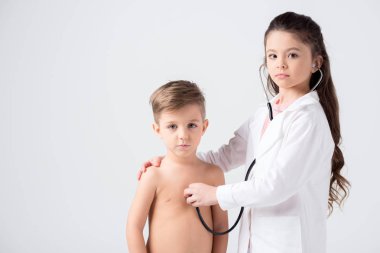 Doktor ve hasta oynayan çocuklar