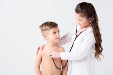Doktor ve hasta oynayan çocuklar