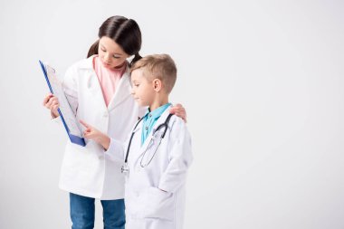 Doktorlar oynayan çocuklar
