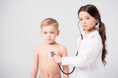 Doktor ve hasta oynayan çocuklar