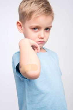 Dirsek üzerinde yama ile küçük çocuk