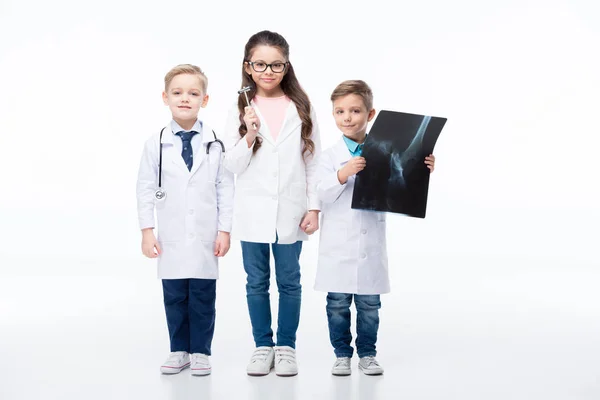 Enfants jouant les médecins — Photo