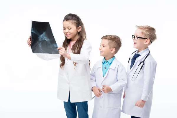 Niños jugando a los médicos —  Fotos de Stock