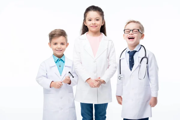 Enfants jouant les médecins — Photo