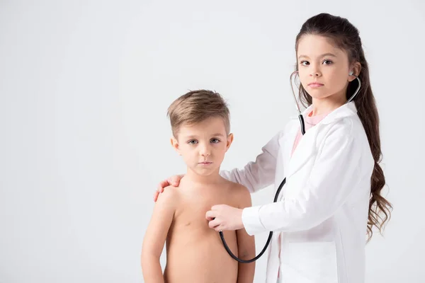 Enfants jouant médecin et patient — Photo