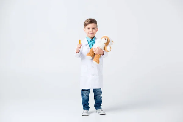 Kis fiú játék orvos — Stock Fotó