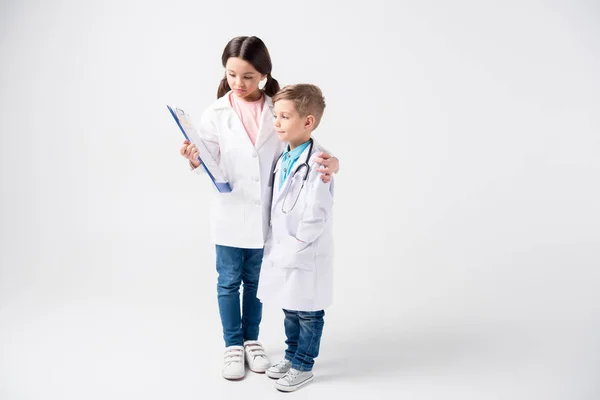 Enfants jouant les médecins — Photo