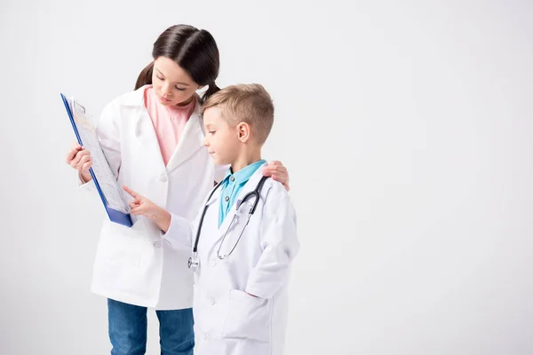 Enfants jouant les médecins — Photo