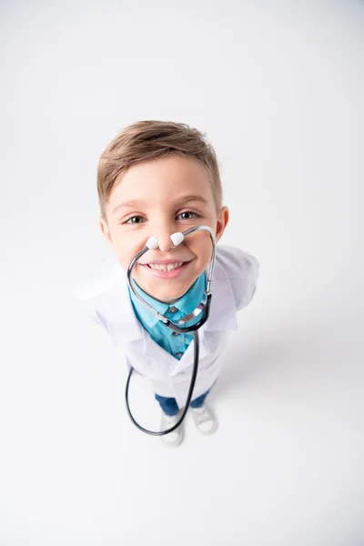 Мальчик в костюме доктора — стоковое фото