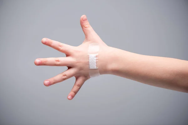 Parche en la mano del niño — Foto de Stock