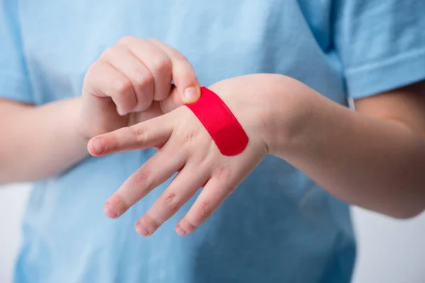 Patch vermelho na mão — Fotografia de Stock
