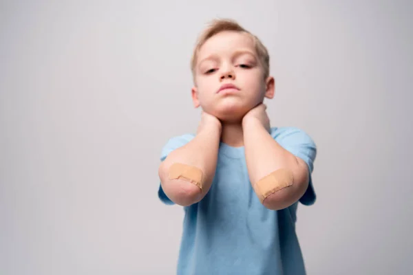 Niño pequeño con parches en los codos —  Fotos de Stock