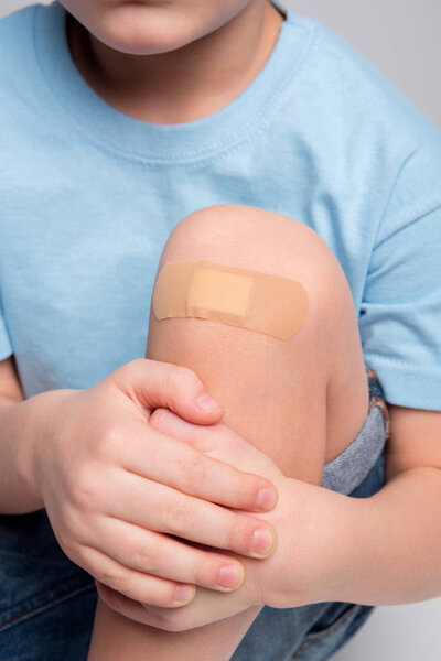 Мальчик с нашивкой на коленях
