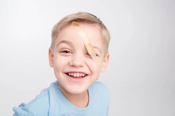 Menino com remendo no olho — Fotografia de Stock