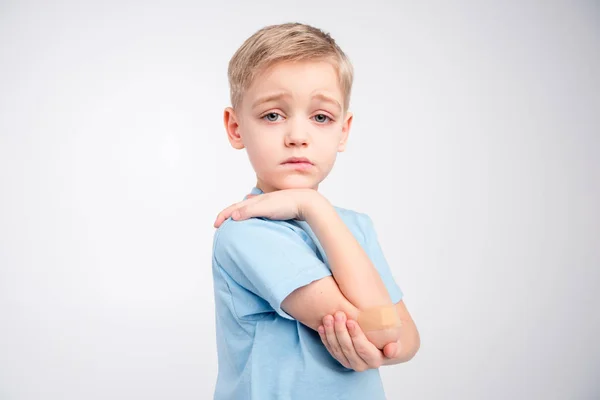 Jongetje met patch op elleboog — Stockfoto