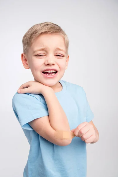 Jongetje met patch op elleboog — Stockfoto