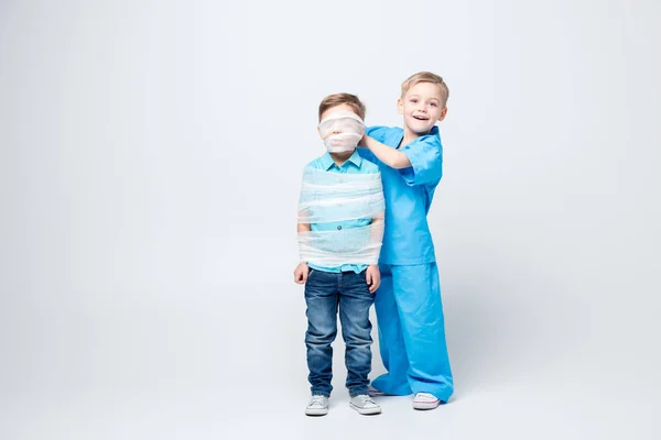 Barn spelar läkare och patient — Stockfoto