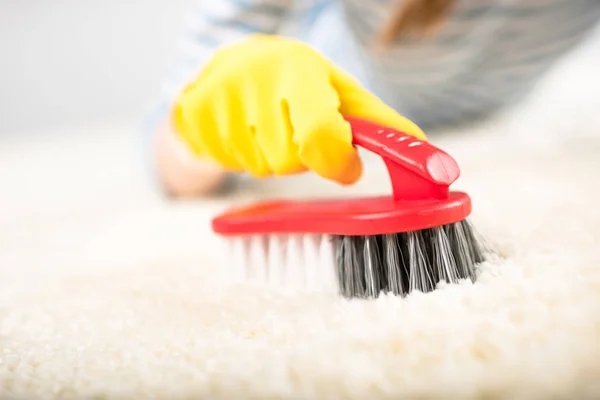 Woman cleaning carpet — Stock Photo, Image