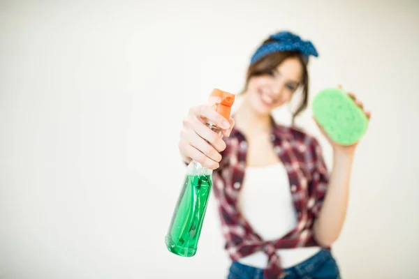 Mulher com frasco de spray e esponja — Fotografia de Stock