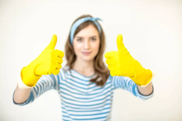 Mujer mostrando pulgares hacia arriba — Foto de Stock