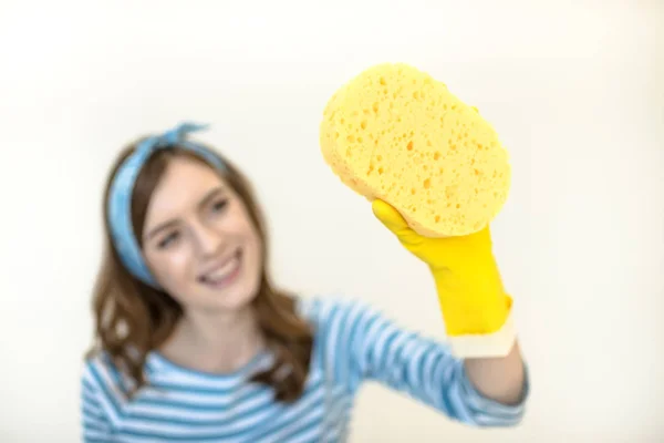 Mujer sosteniendo esponja — Foto de Stock