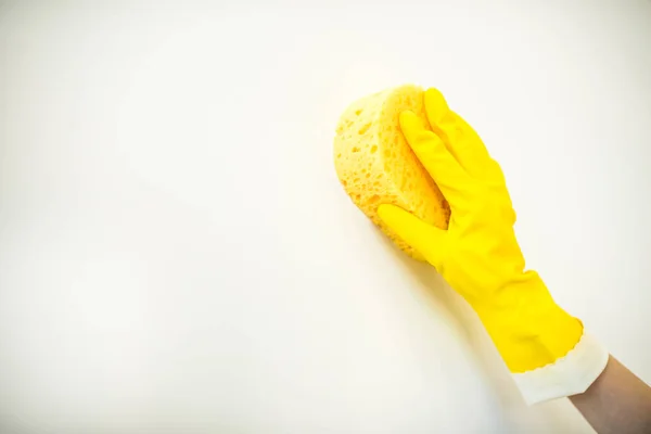 Woman cleaning wall — Stock Photo, Image